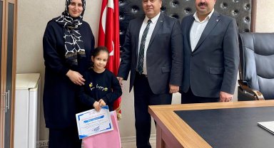 7 yaşındaki Azra Sözlük Tasarım Yarışmasında Mardin Birincisi