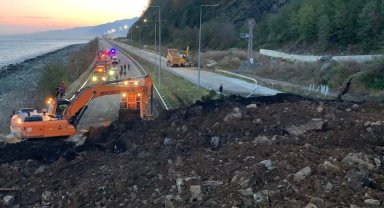 Artvin'de heyelan kabusu: Dağ koptu yola indi! O yol çift yönlü ulaşıma kapandı!