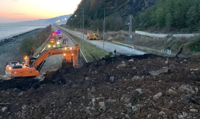 Artvin'de heyelan kabusu: Dağ koptu yola indi! O yol çift yönlü ulaşıma kapandı!