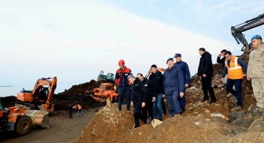 Artvin'de heyelandan kapanan yolda ulaşım tek şeritten!