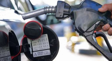 Benzine indirim pompaya ve tabelaya yansıdı