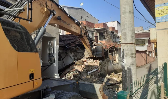Bursa Osmangazi'de metruk binalar yıkılıyor
