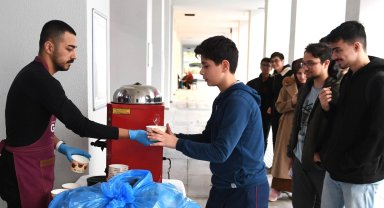 Bursa'da ders çalışan öğrencilere çorbalar Başkan Aydın'dan