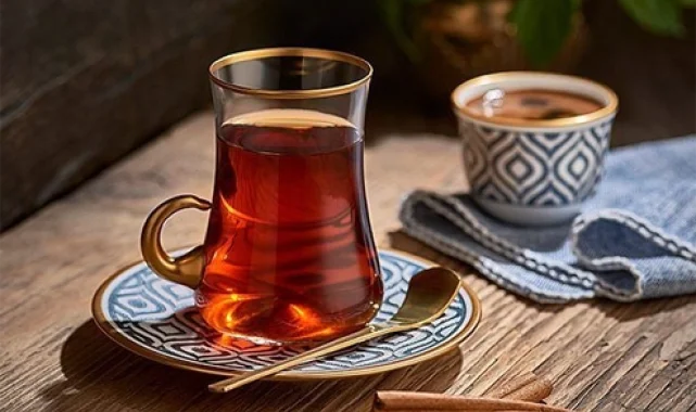 Çayı ve kahveyi şekerli içiyorsanız dikkat! Sıcak içeceklerdeki dişleri çatlatabilir!