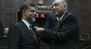 Dün istifa eden Yamalı AK Parti rozetini taktı!