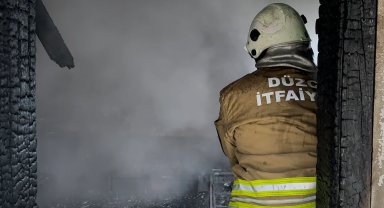 Düzce'de iki katlı ahşap ev küle döndü