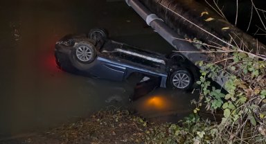 Düzce'de kontrolden çıkan araç dereye uçtu