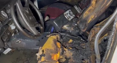 Düzce'de park halindeki otomobilde yangın çıktı