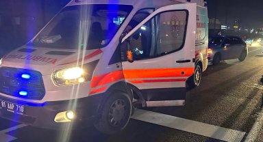 Düzce'de zincirleme kaza! Işıkta bekleyen iki araca çarpıp kaçtı!