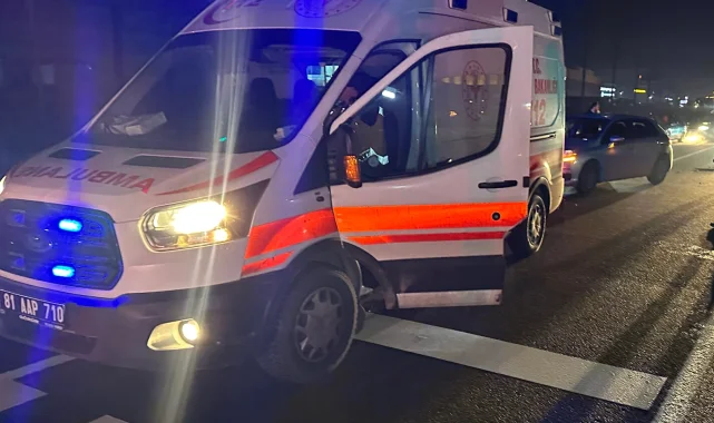 Düzce'de zincirleme kaza! Işıkta bekleyen iki araca çarpıp kaçtı!