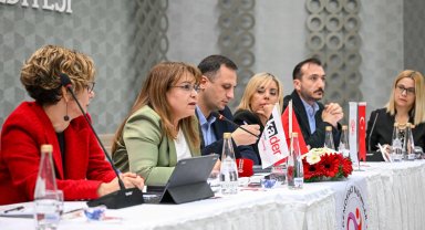 İzmir Bornova'da kadın haklarına duyarlı panel
