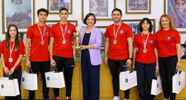 İzmir Karabağlar'ın gururu oldular