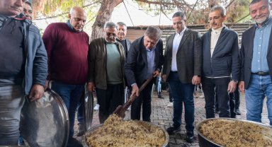 İzmir'de gönüller bir oldu, lokmalar paylaşıldı