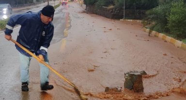 Muğla Marmaris'te ekipler sağanak seferberliğinde