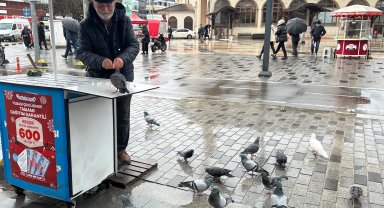Seyyar bayi yılbaşı talih kuşlarını besledi!