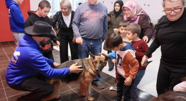 Trakya Üniversitesi'nde eğitimli köpeklerle sıcak buluşma