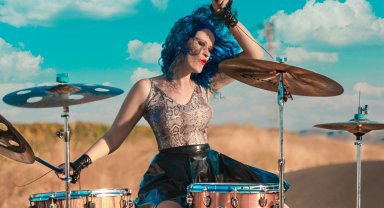 Türk davulcu Leyan Senay dünyanın ünlü gruplarıyla yarışıyor