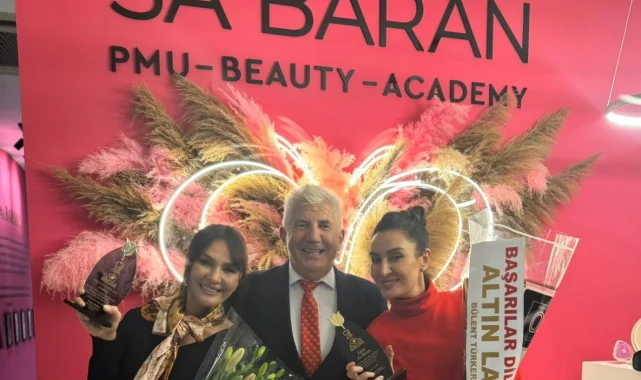 Usta sunucu Sa Baran'a teşekkür plaketi