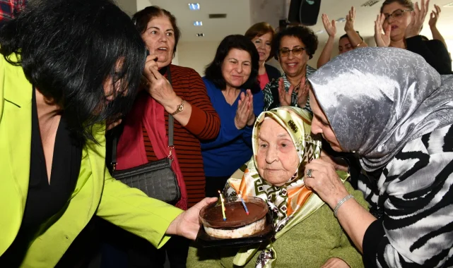 103 yaşındaki Hüsniye Teyze'ye sürpriz doğum günü