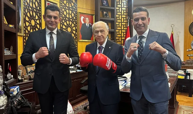 Bahçeli 'boks eldivenli' poz!