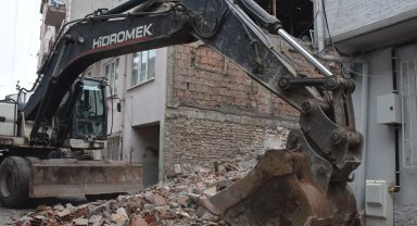 Bursa Gemlik'te metruk bina yıkımlarını sürüyor