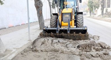 Hatay Büyükşehir yolları temizliyor