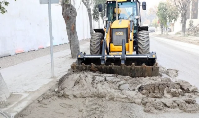 Hatay Büyükşehir yolları temizliyor