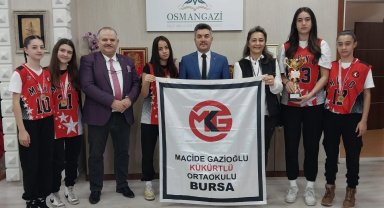 Macide Gazioğlu Ortaokulu'ndan bir günde üç şampiyonluk