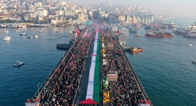 On binler Galata Köprüsü'ne yürüdü!