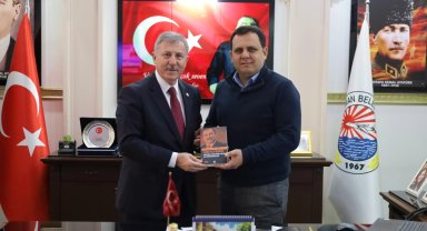 Selçuk Özdağ "Son Alperen" adlı kitabını Başkan Durmuş'a hediye etti
