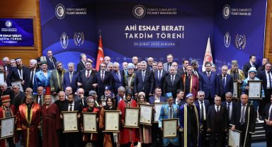 Ahi esnaflara beratlar Bakan Bolat'tan