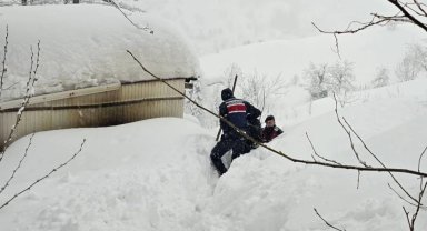 Artvin'de karda evinde mahsur kalan kişi kurtarıldı