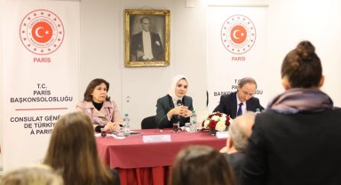 Bakan Göktaş Paris'te Türk vatandaşlarla buluştu