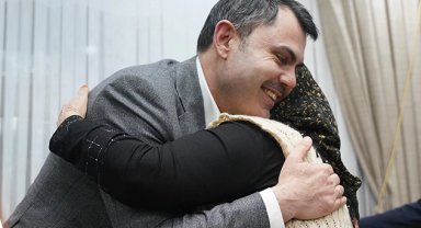 Bakan Kurum Nelbi Teyze'yi bu kez evinde ziyaret etti