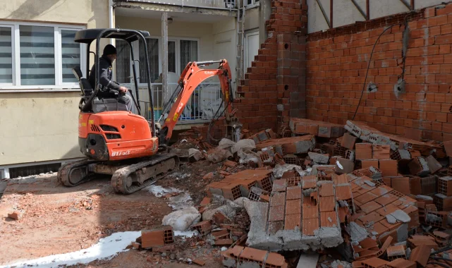 Bursa Osmangazi'de inşaat aşamasındaki kaçak katlar yıkıldı
