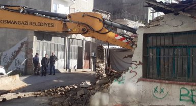 Bursa Osmangazi'de metruk bina temizliği