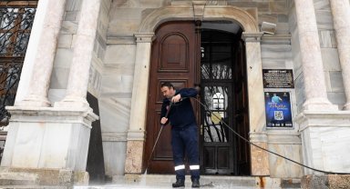 Bursa Osmangazi'deki camilerde Ramazan temizliği
