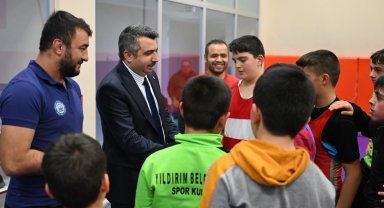 Bursa Yıldırım'da Başkan Yılmaz şampiyon güreşçilerle buluştu