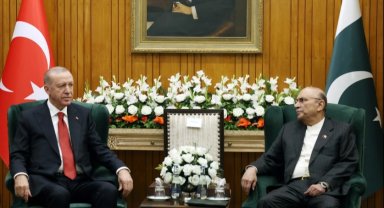 Cumhurbaşkanı Erdoğan, Pakistan'da mevkidaşı ile görüştü