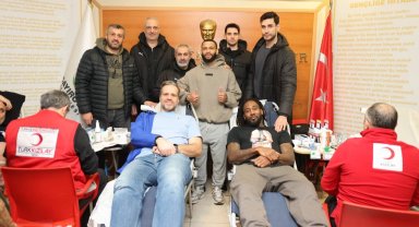 Dev adamlar kan bağışında bulundu
