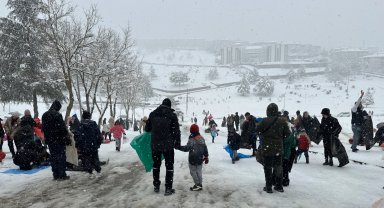 Düzce'de devam eden kar yağışı eğlenceye döndü