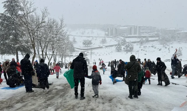 Düzce'de devam eden kar yağışı eğlenceye döndü