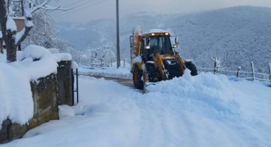 Düzce'de kapalı köy yollarında yol açma çalışmaları devam ediyor