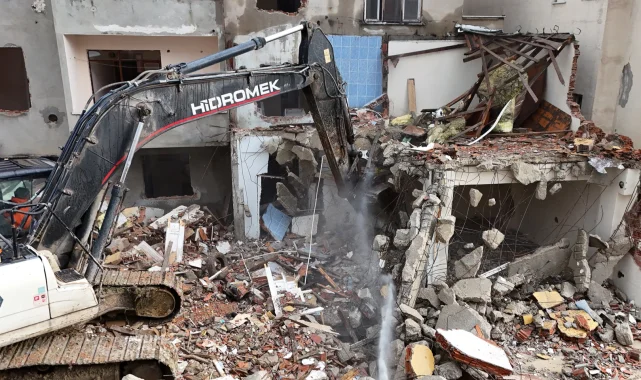 İstanbul Büyükçekmece'de deprem riski taşıyan 23 yapı yıkıldı