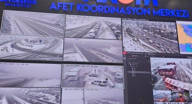 İstanbul'da ekipler eş güdümlü çalışıyor... Yollarda kar küremeye devam