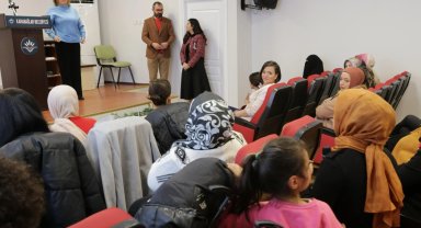 İzmir Karabağlar'da annelere farkındalık eğitimi