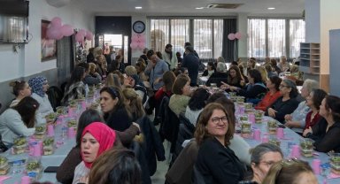 İzmir'de sağır ve işitme engelli kadınlar bir araya geldi