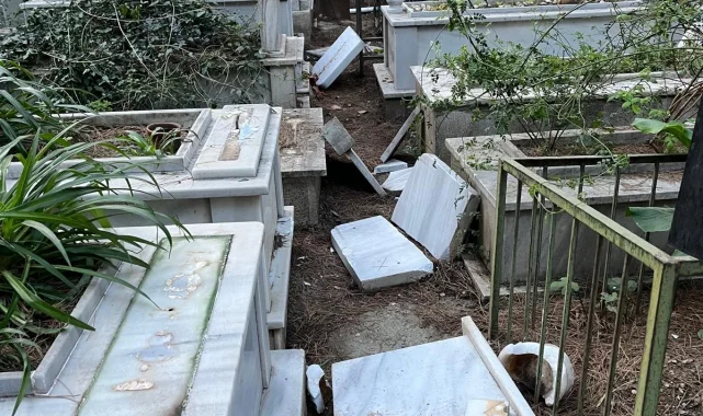 İzmir'de vandalizm kurbanı 39 mezarda çalışma başlatıldı
