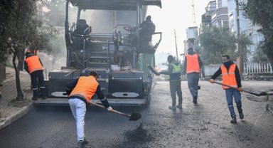 İzmir'de yol çalışmaları devam ediyor
