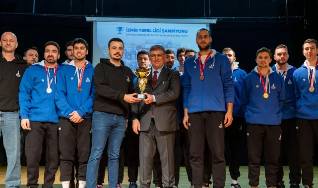 İzmirli şampiyonlar kupalarını Başkan'a teslim etti
